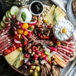 Choisir et disposer les éléments d'un plateau de charcuterie