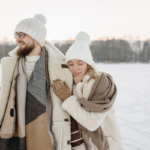 Couple portant des vêtements d'hiver