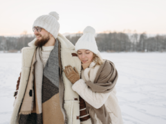 Couple portant des vêtements d'hiver