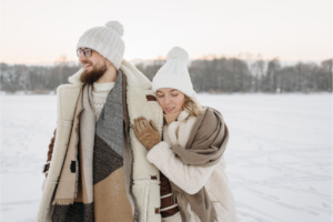 Couple portant des vêtements d'hiver