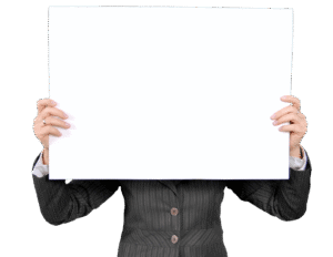 Une personne portant un blazer formel tient un tableau blanc vierge, idéal pour les messages personnalisés.