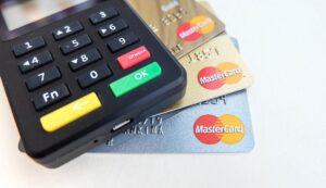 Calculatrice et cartes bancaires sur une surface blanche